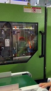 Ekdum perfect example of Mechatronics in action! 🔥 Yeh plastic molding machine ko ek automated robotic handling system se integrate kiya gaya hai — jisme ek overhead bridge-mounted robot pneumatic suction cups ke through freshly molded plastic parts ko machine se nikaal kar doosri jagah place karta hai — without any human intervention. Is tarah ke automation systems mein mechanical, electrical, pneumatic aur programming ka zabardast combo hota hai — ✅ Sensors detect part readiness ✅ PLC / Micro