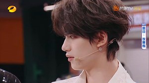 269K views · 6.6K reactions | #WangXingyue set off firecrackers as if he were starring in a romantic drama, making #WangHedi do the awkward chuckle-cry face and guess the answer immediately right after #WuZelin's performance. Watch now ➡ https://d.mgtv.com/zD-Q #王星越 把放鞭炮演成偶像剧，给 #王鹤棣 气笑了，看了 #吴泽林 表演一秒猜出答案 完整版观看请前往：https://d.mgtv.com/zD-Q #你好星期六 #HelloSaturday #Hi6 #fun #funny | MangoTV | Facebook