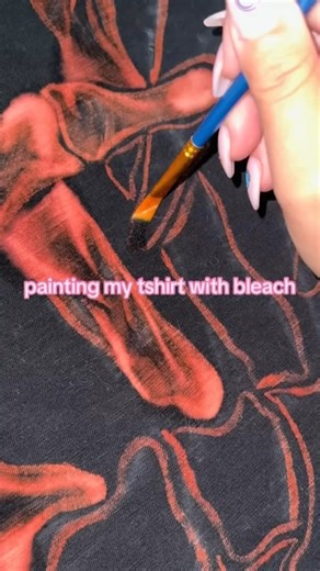 I’m ADDICTED TO BLEACH PAINTING! I painted my tshirt with bleach a few months ago! I had a girl’s day with a friend, and she showed me the ropes. I thought a skeleton/skull would be an easy one for a first timer! I want to do so many more now.. 🎨 | Brush Me Off