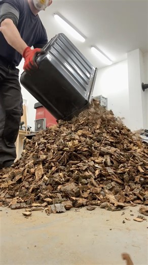 Making mulch from bark! #mulching #biomas