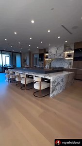 Beautiful kitchen via @royashabboui ✨ I’m excited to offer a special virtual design consultation! The rates are $70 for one room, $135 for two rooms, $190 for three rooms, and $250 for four rooms, with an additional $50 for each extra room. If you need assistance with a combined space like a living and dining area, it’s just $125. Have multiple walls or areas that require attention? That’s $80 for a 40-minute session. Typically, consultations for a foyer or bathroom are $40 each. I can also assi