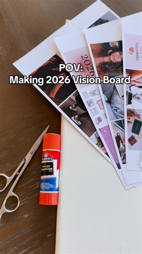 Solo una chica con grandes sueños… y una certeza inquebrantable. El 2026 no se trata de desear. Se trata de decidir. Más enfocada. Más determinada. Más conectada con Dios, con mi visión y con mi propósito que nunca. Sé esto con el corazón: Si puedo verlo en mi mente, puedo sostenerlo en mis manos. Soy la creadora de mi vida. Cada sueño en este vision board ya existe en lo invisible y confío en el proceso, en el tiempo divino y en quien me estoy convirtiendo. Entro al 2026 con fe sobre el miedo, 