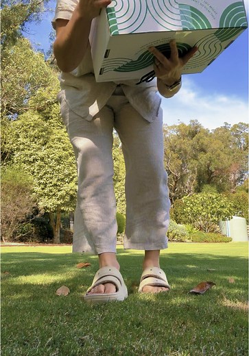 Yay! It’s my turn! But first, @crocs off! #frankgreenluckybag2025 @frank green @🌴Frank Greens 🌴 #frankgreenluckybag