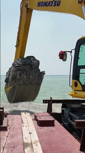 #dredging #excavator #digger #construction #komatsu #heavyequipment