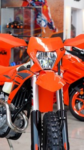 🔥 KTM 250 EXC-F 2025 🔥 Ligera, precisa y con la potencia perfecta para dominar cualquier ruta. Su motor de 4 tiempos y su nuevo chasis redefinen el control y la confianza en terrenos extremos. 🏔️💨 💬 Conócela hoy en Moto 3 y siente lo que es estar Ready to Race. 📍 Visítanos en tu sucursal más cercana 📲 Escríbenos por WhatsApp: https://wa.me/523322048787 #KTM250EXCF #EnduroPerfecto #ReadyToRace #moto3mx #ktm #KTMMexico | KTM Moto 3 MX