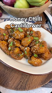 Honey Chilli Cauliflower 😍 Ingredients:- 1 cauliflower (cut into florets and blanched) 1 cup maida 1/2 cornflour 1/2 cup rice flour Salt and pepper 1 tblspn hot chilli sauce Water to make thick batter Bread crumbs Dip cauliflower and fry twice for crispy For making sauce :- 2 tblspn chings Secret sriracha sauce 1 tspn soy sauce 1 tspn vinegar 1 tblspn cornflour Some water Cook till it thickens Add honey and fried cauliflower Garnish with spring onions and sesame seeds #love #desichinese #food #