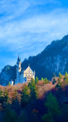 🦢Neuschwanstein Castle 🏰 Schloss Neuschwanstein 🍁 Autumn wraps Neuschwanstein in warm colors, and the castle seems to come alive in this golden glow. Majestic, mysterious, and full of history, it stands among the autumn hills like a living fairytale, where nature and architecture blend in perfect harmony. 🍂 📍 Address: Neuschwansteinstraße 20, 87645 Schwangau, Germany 🇩🇪 🍁 Осінь огортає Нойшванштайн теплими фарбами, і замок ніби оживає в цьому золотому сяйві. Величний, загадковий і сповне