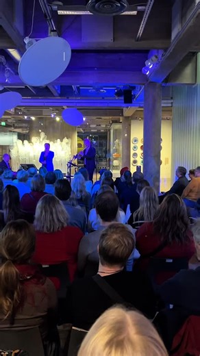 Nautitaan vielä hetki WeeGee Livestä ja palataan tähän iltaan, kun Yonan hurmaava Sininen joulu -kiertue vieraili meillä 3.12. Kiitos Yona ja bändi sekä ihana yleisö! 🥰 Ensi vuonna jatketaan WeeGee Livejen parissa! #weegeemuseums #kulttuuriespoo #weegee #visitespoo #weegeelive #yona Yona KulttuuriEspoo All Day Agency | Näyttelykeskus WeeGee