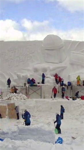 スター・ウォーズ公式 on Instagram: "マンダロリアンとグローグーの巨大雪像＜完成までの “道”のり＞をタイムラプスでお届け⏩ “The Mandalorian and Grogu” Snow Sculpture THIS IS THE WAY to completion (time-lapse) ⏩ 2,500トンの雪を使い、約1,000人を動員して約4週間に渡って製作✨ The snow sculpture was created over four weeks using 2,500 tons of snow and mobilizing approximately 1,000 people! 『スター・ウォーズ／マンダロリアン・アンド・グローグー』 5/22(金)劇場公開 The Mandalorian and Grogu” May 22 Fri Only in Cinemas #スターウォーズ #STARWARS #マンダロリアンアンドグローグー #さっぽろ雪まつり #SapporoSnowFestival"