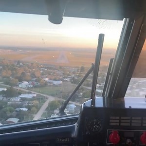 🎥 : Un C- 212 Aviocar, perteneciente a la dotación del Escuadrón Aéreo N3 (Transporte) de la Fuerza Aérea Uruguaya, aterriza en la pista 24 del Aeropuerto Internacional de Carrasco. El Airbus C-212 Aviocar es un avión de transporte ligero, bimotor, de ala alta, con tren de aterrizaje triciclo y fijo. Una aeronave fabricada por la antigua Construcciones Aeronáuticas Sociedad Anónima (CASA) de España en 1981, integrando la dotación de la Fuerza Aérea desde ese año, contándose en la actualidad con