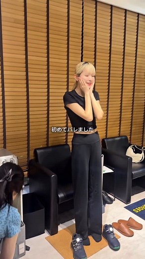 志村美希| MIKI SHIMURA on Instagram: "🐾 今まで何回も足形測定してるけど こんなに明かされたの初めてで気まずい🫢 膝のお皿の高さ5mm違うらしい👀 ランニングシューズのインソールも絶対作ってもらいに行く！！ #PR#fiore#golf#golfclub#fitting"
