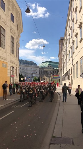 Fronleichnam Prozession Wien – Lob Gottes, Gebet und Glockenruf