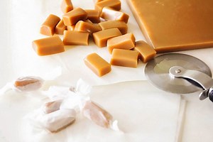 MICROWAVE CARAMELS This is the easiest homemade candy you'll ever make! They only take a few minutes in the microwave and they turn out perfectly delicious every time! Get the recipe ---> http://simpleasthatblog.com/2013/12/easy-microwave-caramels.html | Simple As That