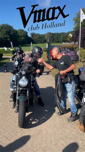 Welkom door Atsushi Ichijo (40 Years of VMAX) 🎉 40 jaar VMAX – een legende leeft voort! 🎉 Tijdens het 40-jarig jubileum in Barchem werden twee van onze leden persoonlijk welkom geheten door Atsushi Ichijo, de ontwerper van de iconische Yamaha VMAX zelf! 🙌🇯🇵 Wat een eer om te zien hoe passie, ontwerp en community samenkomen in één legendarische motor 💪 De VMAX verbindt ons – rijders uit heel Nederland én de rest van de wereld. 🔥 En dit is nog maar het begin… In 2027 organiseren we weer een