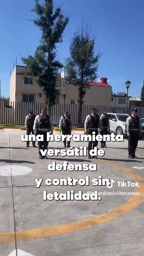 La práctica con el bastón PR-24 o Tonfa es esencial para los policías de proximidad, ya que les proporciona una herramienta versátil de defensa y control sin letalidad. Su diseño permite bloquear ataques, desarmar a agresores y realizar inmovilizaciones con mayor seguridad tanto para el elemento como para el sospechoso. Además, entrenar con este bastón mejora la destreza, la confianza y la capacidad de respuesta en situaciones de riesgo, reforzando el uso de la fuerza de manera proporcional y ef