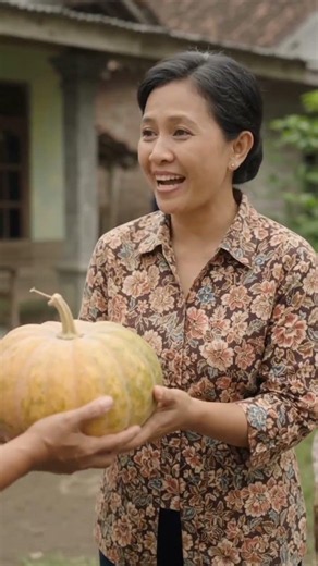 Harvesting Large Yellow Pumpkins from the Garden#villagelife#Gardening,#Harvest,#RuralLife
