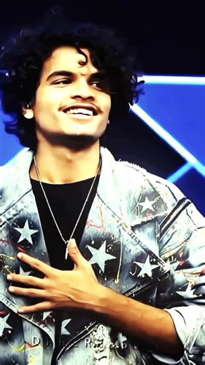 Pavan Kumar on Instagram: "Thanks you 1M views 🙏🙏👉 日本利用压电瓷砖将脚步转化为电能。这些瓷砖捕捉来自你脚步的动能。当你行走时，你的重量和动作会对瓷砖产生压力。瓷砖会轻微弯曲，从而产生机械应力。瓷砖内部的压电材料将这种应力转化为电能。每一步都会产生少量电荷，而数百万步结合在一起就能产生足够的电力来驱动 LED 灯、数字显示屏和传感器。在像涩谷车站这样繁忙的地方，每天大约有 240 万个脚步为这一系统作出贡献。这些电能可以被储存或立即使用，从而减少对传统电力来源的依赖，并支持可持续的城市基础设施。这种方法将日常运动转化为实用的可再生能源 #日本 #知识 #事实 #你知道吗 #推荐 #科技 #创新 #历史 #技术 #实验 #热门 日本利用压电瓷砖将脚步转化为电能。这些瓷砖捕捉来自你脚步的动能。当你行走时 #techwaseem 你的重量和动作会对瓷砖产生压力。瓷砖会轻微弯曲，从而产生机械应力。瓷砖内部的压电材料将这种应力转化为电能。每一步都会产生少量电荷，而数百万步结合在一起就能产生足够的电力来驱动 LED 灯、数字显示屏和传感器。在