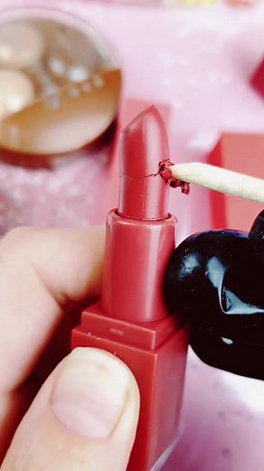 lipstick on nails 🧐 #nails #lipstick #acrylicnails #beautyhacks #nailstutorial