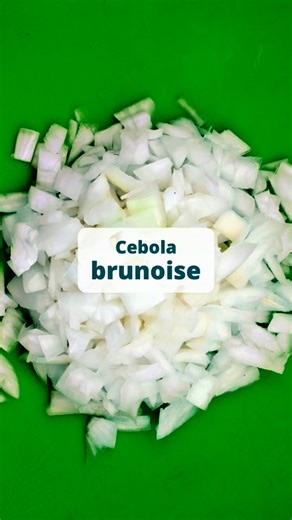 ReCanto Casa Rural | Restaurante e música on Instagram: "O primeiro vídeo da nossa série de cortes técnicos é o corte brunoise em cebola. Essa é uma técnica francesa que consiste em cortar pequenos cubos, com cerca de 2 a 3 milímetros de lado. É um corte preciso e uniforme, muito utilizado na culinária profissional por garantir um cozimento uniforme e uma apresentação elegante em pratos. E aí, já conhecia?"