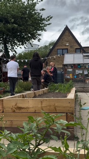 Over the past eight months, the University of Sunderland has partnered with A Space 2 Grow to help restore its community garden for students, staff, and the wider community. 🌼🌺🌸 To celebrate the garden’s 10-year anniversary, over 50 attendees - including students, graduates, staff, and local residents – gathered together to mark a decade of growth and collaboration, read more: https://www.sunderland.ac.uk/more/news/university-news/2025/reviving-green-spaces-for-local-community/ | University o