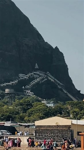 Saptashrungi Devi Temple stands as an emblem of spirituality, devotion, and natural beauty. This sacred shrine is not just a place of worship but an oasis that offers solace to the soul, captivating pilgrims and tourists with its awe-inspiring surroundings and deep-rooted cultural significance. सप्तशृंगी देवी मंदिर हे अध्यात्म, भक्ती आणि निसर्ग सौंदर्याचा प्रीतिसंगम आहे. हे तीर्थक्षेत्र केवळ भक्तीचे नाही; तर मन:शांती देणारे, भाविकांना आणि पर्यटकांना इथल्या जादूमई वातावरणाने भारून टाकणारे मरुद्या