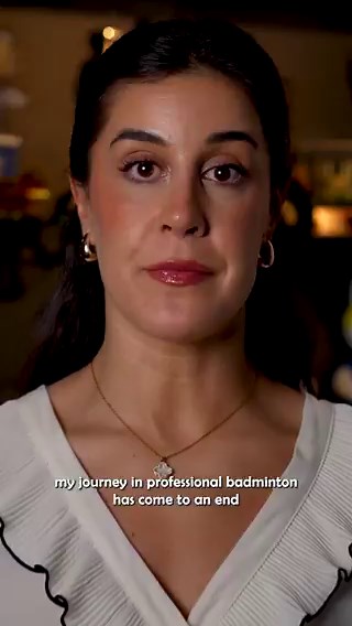 Bulu tangkis Carolina Marin adalah tentang upaya meruntuhkan tembok besar bernama ketidakmungkinan. 1️⃣2️⃣ Baru mulai serius menekuni bulu tangkis di usia 12 tahun, tetapi berhasil menjadi atlet pro dan bersaing dengan nama2 top di kemudian hari🇪🇸🇪🇸 Berasal dari Spanyol yang sama sekali bukan negara bulu tangkis, tetapi berhasil mencatatkan prestasi yang bahkan tidak sanggup diraih negara2 tradisional💪💪 Sebelum ACL ketiganya di semifinal Olimpiade Paris, Marin sudah 2 kali mengalami cedera