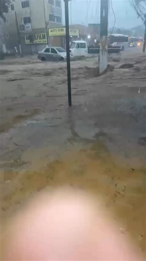 Estrada de Madureira 🤦🏻 olha como desse a água !! . . . . #explorar #enchente #chuva #viral | Alex Sandro