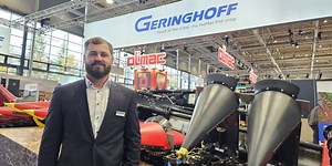 Geringhoff corn head flexes and folds