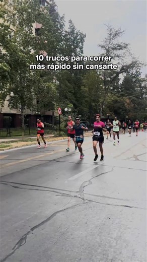 Fede on Instagram: "Aquí te dejo 10 trucos para correr más rápido sin cansarte tanto 👇 Muchas personas se quedan estancadas corriendo siempre igual: mismo ritmo, misma distancia, mismos resultados. Si quieres avanzar, esto es lo que casi nadie te explica: 1️⃣ Comienza tus primeros minutos mucho más lento de lo que crees. El ritmo “fácil” debe sentirse casi exageradamente suave al inicio. 2️⃣ Enfócate en exhalar bien. Saca el aire por completo y deja que el oxígeno entre de forma natural. 3️⃣ Cu