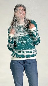 Der 4711 Christmas Sweater macht Wintertage ein bisschen wärmer – und jeden Look ein bisschen besonderer. 🎄💙 Perfekt für gemütliche Abende, spontane Treffen und alle, die Frische auch im Dezember tragen wollen. ✨ Und mal ehrlich: Wenn jedes Familienmitglied einen hätte… das wäre schon ein legendäres Weihnachtsfoto. 😉📸💛 Ein kleines Stück Weihnachten zum Anziehen. 🎁🍋 #4711 #ChristmasSweater #CozySeason | 4711 - Welcome to the House of 4711