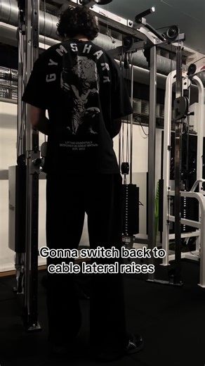 I like the machine a lot but this is easier to do unilateral wich is necessary since my right side delt is a lot weaker, I think it’s because I sleep on that side lmao. I also think my arms are bit too long for the machine to be honest. #lateralraise #gym #bodybuilding #sbl #sciencebasedlifting