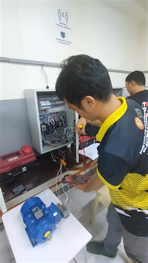 Electrical Installation and Maintenance NCIII Wye-Delta starter setup that allows both forward and reverse rotation. Ideal for heavy-duty applications requiring smooth starts and directional control. ⚙️⚡ | AC-DC Training Center