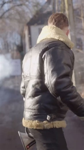 Cornell Peschke on Instagram: "In Schwarzenberg macht eine Antifa-Gruppe aus dem Atomkinder e.V. den Anwohnern das Leben schwer. Zuletzt wollten sie mit „Bullenhass“-Bannern die Bergparade und den Weihnachtsmarkt stören. Das Absurde: Der Verein dahinter ist offiziell „gemeinnützig“ und kriegt dadurch große Steuervorteile vom Staat. Um diesen Wahnsinn sichtbar zu machen, haben wir den „Goldenen Pflasterstein für gemeinnützigen Linksextremismus“ überreicht. Die Reaktion? Noch mehr Aggression"