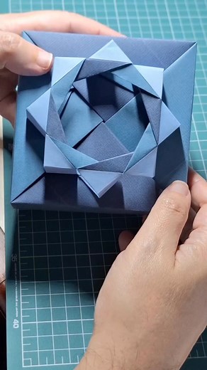 Origami square box (lid A), designed by Tomoko Fuse. Outer ring of the Wood Portal, designed by Aldos Marcell. #origami #creativeart #beautifulgift | Rodrigo Fernandez