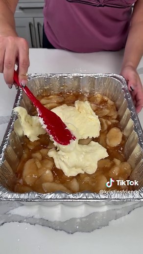 Apple Cheesecake Dump Cake Recipe