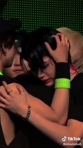 Felix crying and the other members went to hug him is so heartwarming, I can’t 😭 #straykids #stay #felix