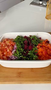 Ensalada de remolacha ❤️🤤 La remolacha es muy nutritiva, querida y odiada por muchos, a mi nunca me gusto con mayonesa o yogurt griego y esta receta que te voy a enseñar queda súper fresca y es muy fácil de preparar, queda deliciosa así que espero te animes a prepararla. Ingredientes: 2 Remolachas a la mitad 1 Zanahoria grande 1 Cebolla morada 2 Tomates Cilantro fresco 2 Cda. de aceite de oliva 1 Cda. de vinagre de manzana Sal y pimienta al gusto #recetas #delicioso #ensalada #remolacha #almuer