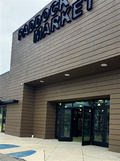 🛍️ Ocala, have you seen the new Paddock Market yet? Gift baskets, natural soaps, teas, local finds, and soon, amazing restaurants—this place has it all! Perfect for a shopping trip or a full day out with family and friends. 🎉 📍 Ocala, FL 🏢 Real Broker, LLC 📞 954-901-0994 📧 charniemonexe@gmail.com #PaddockMarket #OcalaFL #ShopLocalOcala #OcalaEats #SoldByCharnie