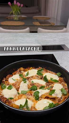 MATLEENA | ONLINE COACH 💜 on Instagram: "NOPEA & JUUSTOINEN PANNULASAGNE 🍝🌱 Jos kaipaat kevyempää (ja juustoista) arkireseptiä joka valmistuu vaivattomasti, niin laita tää testiin. Toimii hyvin kiireisessäkin arjessa! 😍🤌🏽 𝗧𝗔𝗥𝗩𝗜𝗧𝗦𝗘𝗧: • 400g jauheliha (10% tai alle) • 1kpl Sipuli • 500g tomaattipyree • 50g 5% juusto • (125g) mozzarellapallo 10% • 10 kpl lasagnelevy • Tuoretta basilikaa • Vegefondi • 3-4dl vettä 𝗩𝗔𝗟𝗠𝗜𝗦𝗧𝗨𝗦: 1. Paista jauheliha ja lisää joukkoon pilkottu sipul