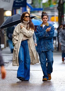 ケイティ・ホームズと娘スリ・クルーズ、雨のNYでクールな母娘コーデを披露