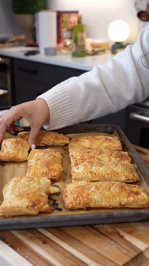 Homemade cranberry brie hand pies w/ Plugra Premium European Style Butter, my go-to for extra-flaky pastry. Its 82% butterfat and slow-churned process make all the difference in flavor and texture. These are perfect for this Thanksgiving, and I really hope you enjoy!! #plugrapartner #baking #holidaybakingideas #plugra #plugrabutter #thanksgivingfood @plugrabutter | Hungry Mockingbird