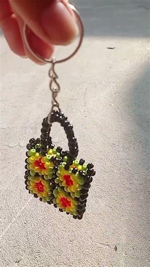 How much money can this purse 👜 hold #craft #keychain