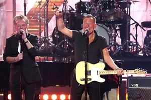 Bruce Springsteen Joins John Mellencamp on "Pink Houses"