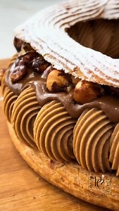 🤎Le Chef Philippe Conticini redonne vie à la forme historique du Paris-Brest, imaginée comme un véritable bijou de gourmandise.🤎 Entre chaque couronne de pâte à choux délicatement dorée, se niche une crème légère au praliné qui fond en bouche… Au cœur, un praliné pur coulant 69% de fruits secs (amandes et noisettes) vient parfaire l’équilibre entre douceur, intensité et texture. Une construction millimétrée, pensée pour offrir un moment d’émotion à chaque bouchée. ✨ | Philippe Conticini