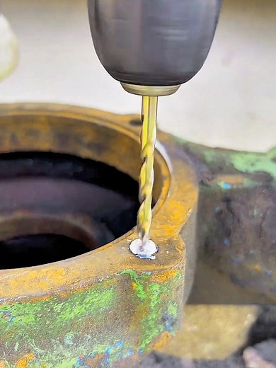 Best tool for removal of broken bolt! #tricks #tools #viralreels #machine #machinelearning #trickshot #viralshorts #shorts | Brainrewires