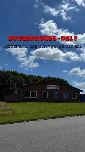 Opdatering på byggeprojekt 🏗 De seneste par uger er der sket ting og sager udenfor på gårdspladsen 👏🏼 Der er blevet lavet en super fin støttemur, fliserne er gravet op og pladsen har fået den helt store tur, som man kan se her i videoen 🤩 Nu mangler der bare nye fliser til en flot ny parkeringsplads 🔥 Følg med på vores sociale medier for at se alle fremtidige opdateringer fra processen 😄📱 | Smøremanden A/S