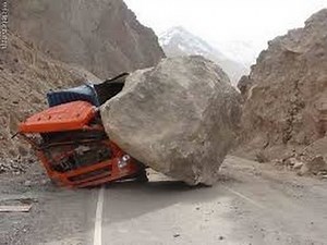 top heavy equipment accident caught on tape, most horrible truck, big truck accident