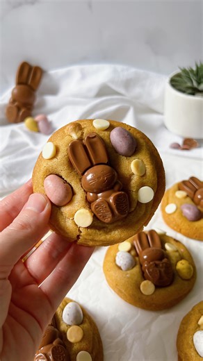 Angelika | Baking + Recipes on Instagram: "If you love cute desserts then these bunny themed chocolate chip cookies are a must! 🐰 Loaded with choc chips, mini eggs and topped with the most adorable chocolate bunny, these are guaranteed to steal your heart 💕 Ingredients: -125g salted butter -120g caster sugar -60g light brown sugar -1x egg (room temperature) -2 tsp vanilla extract -200g plain flour -1 tsp baking soda -12x mini chocolate bunnies (I used kitkat) -White chocolate chips and mini eg