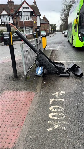 Ulez repair worker didn’t do a very good job 😂😂💪💪🏴󠁧󠁢󠁥󠁮󠁧󠁿🏴󠁧󠁢󠁥󠁮󠁧󠁿 #ulez