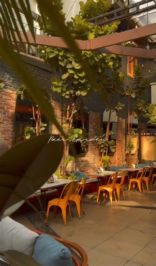 One of the oldest bars in Ipoh, Bricks and Barrels outlet has authentically stood for the past 12 years. Serving extensive food options, this place rapidly transforms into a groovy bar with highly entertaining live music at night. Apart from serving western cuisine, it has a beverage list replete with world-renowned beers and whiskeys. Featuring modern and retro finishing with some electrical ducting, Bricks and Barrel gives you a semi-industrial kind of ambience. This open-faced alfresco concep